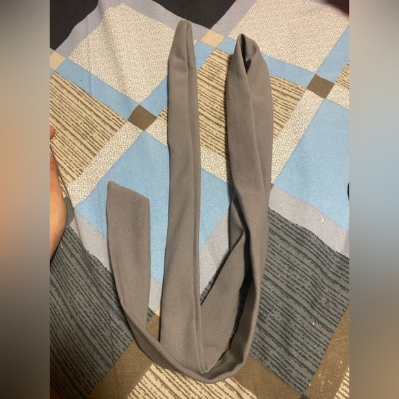 Jumpsuit small size, adjustment on shoulder with buckle comes with 3 loop holes. - Picture 7 of 8